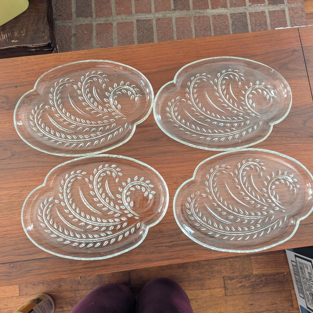 Set of 4 Clear Glass Plates with Leaf Design